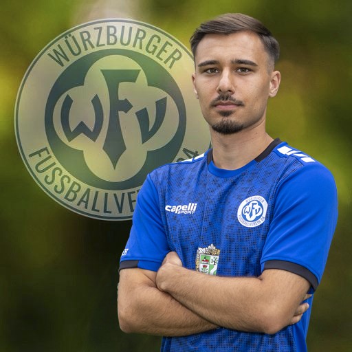 Porträt eines Würzburger Fußballspielers im blauen Trikot vor dem Vereinslogo