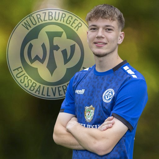 Ein Fußballspieler im blauen Trikot des Würzburger Fußballvereins, links das Vereinslogo.