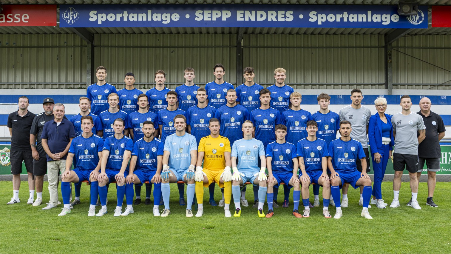 Mannschaftsfoto einer Fußballmannschaft vor der Sportanlage Sepp Endres