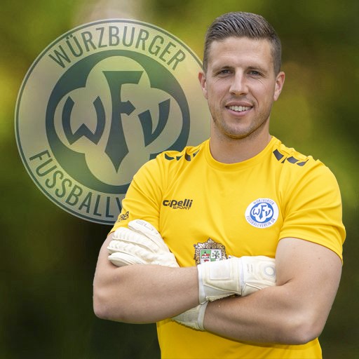 Torwart in gelbem Trikot des Würzburger FV vor Vereinslogo