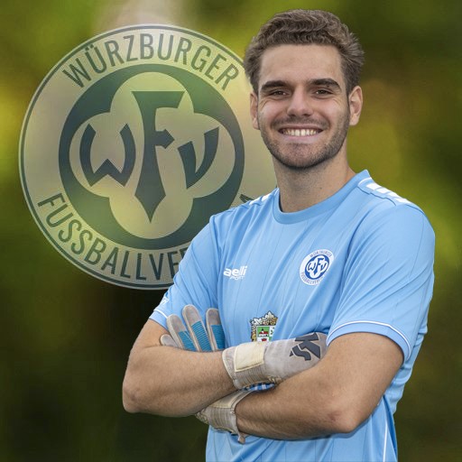 Fußballspieler im Würzburger FV Trikot lächelt in die Kamera.