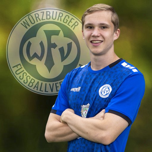 Ein Spieler des Würzburger Fußballvereins vor dem Vereinslogo.