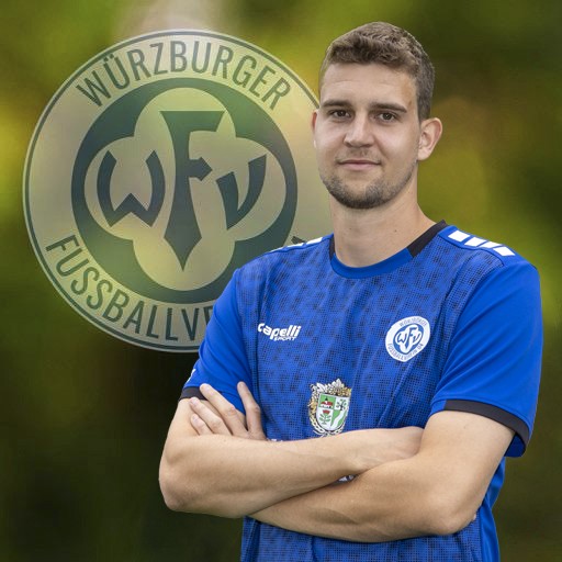 Spieler im Trikot des Würzburger Fußballvereins vor Vereinslogo