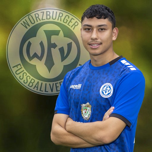 Fußballspieler im blauen Trikot vom Würzburger FV vor Vereinslogo