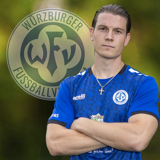 Portrait eines Fußballspielers vom Würzburger FV im blauen Trikot vor Vereinslogo