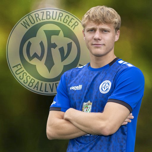 Fußballspieler im Würzburger Fußballverein Trikot vor Vereinslogo