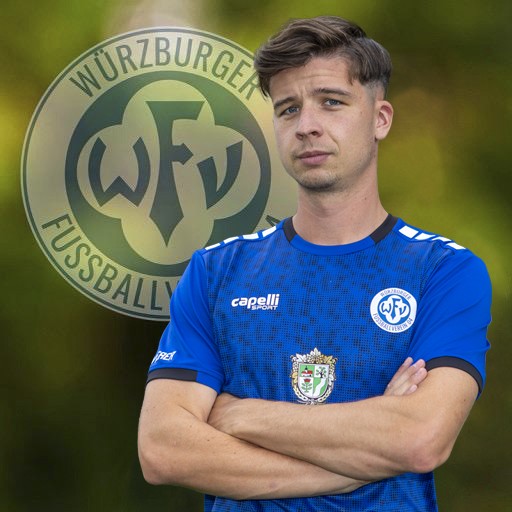 Würzburger FV Spieler in blauem Trikot vor Vereinslogo