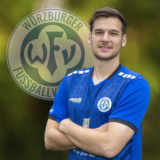Ein Spieler des Würzburger Fußballvereins posiert im blauen Trikot vor einem Hintergrund mit dem Vereinslogo.