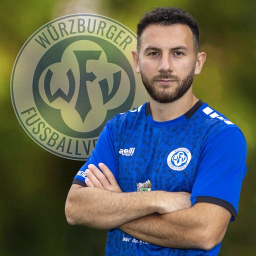 Spieler des Würzburger Fußballvereins vor Vereinslogo in blauem Trikot