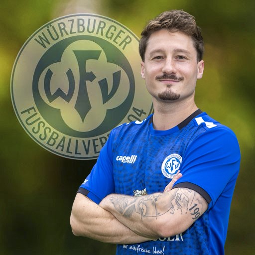 Porträt eines Würzburger FV Spielers im blauen Trikot vor Vereinslogo.