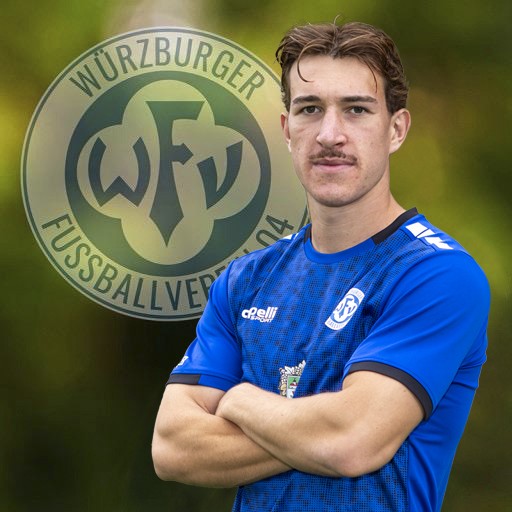 Fußballspieler in blauem Trikot vor dem Logo des Würzburger Fußballvereins.