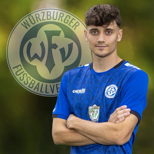 Spieler im blauen Würzburger FV Trikot vor Vereinslogo