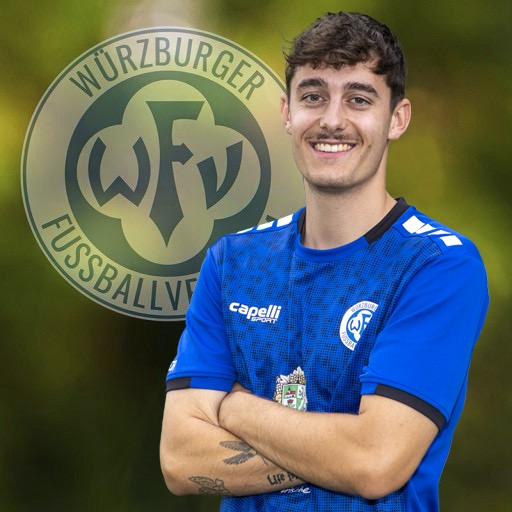 Fußballspieler im blauen Trikot des Würzburger FV vor Vereinslogo