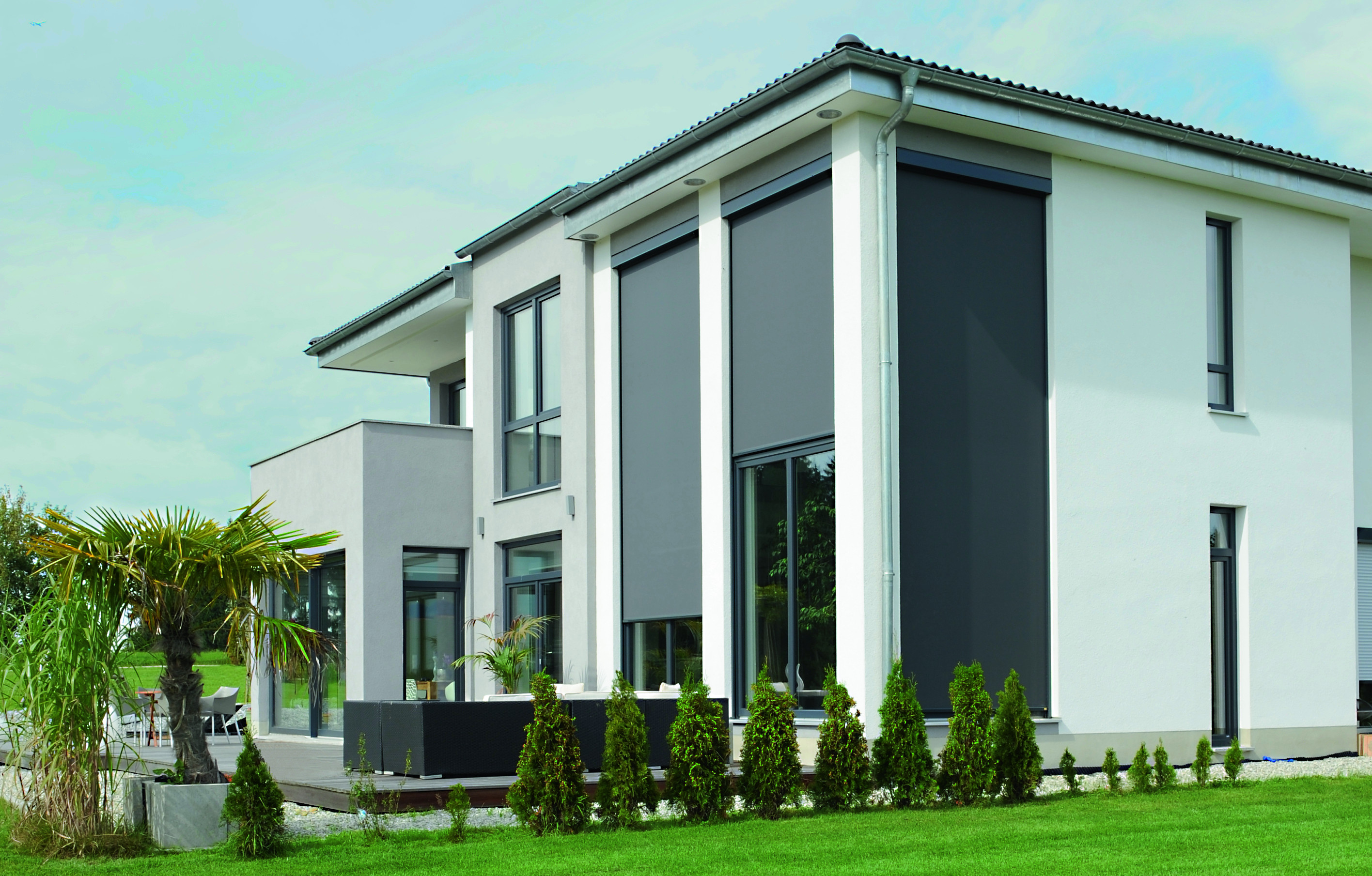 8091 Objekt 336 6648 Ausschnitt – modernes Einfamilienhaus mit großen Fenstern und Außenrollos