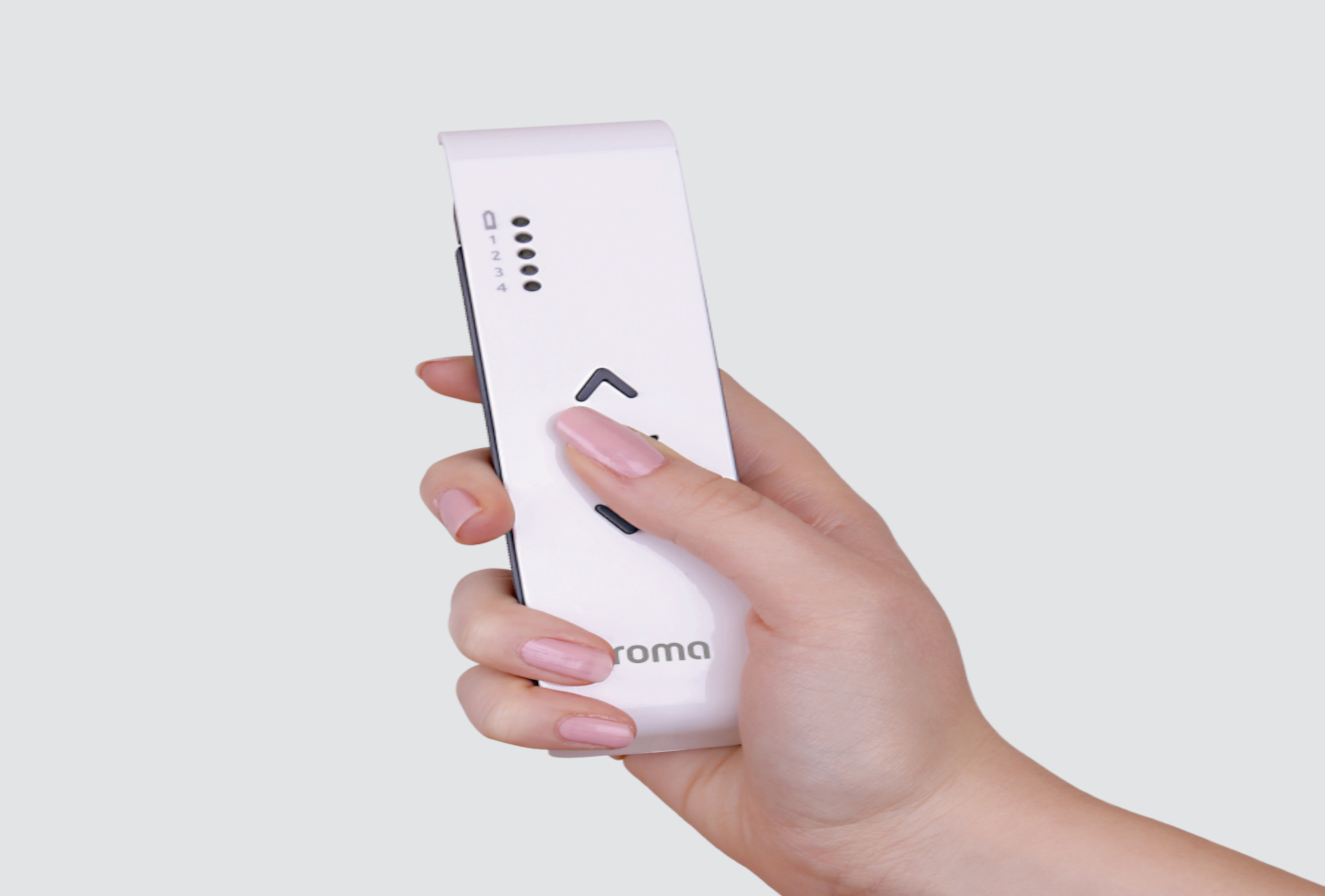 Somfy Handsender in einer Hand vor neutralem Hintergrund
