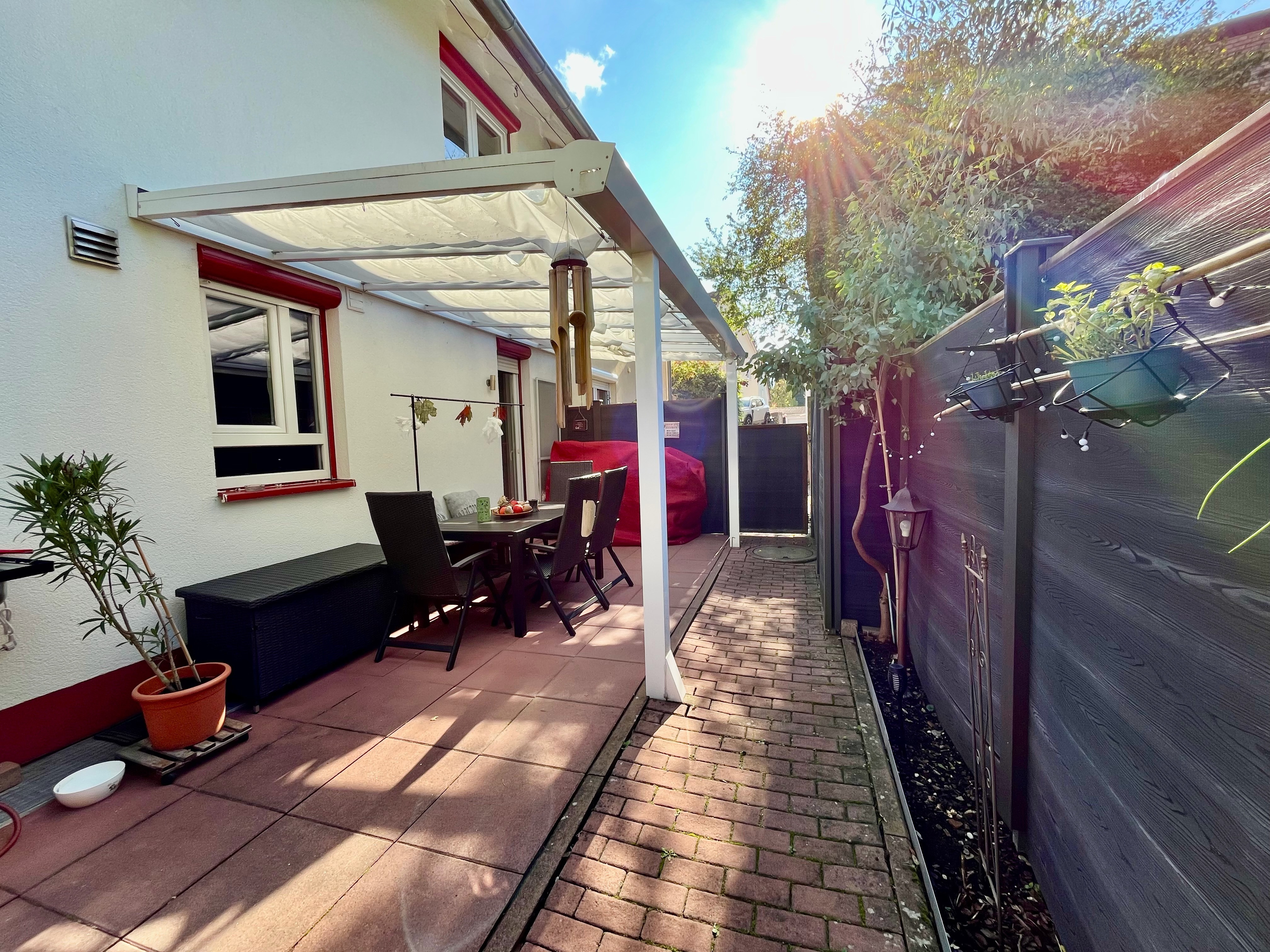 Überdachte Terrasse eines charmanten Doppelhauses in Gaiberg mit 149,52 m² Wohnfläche auf Erbpacht