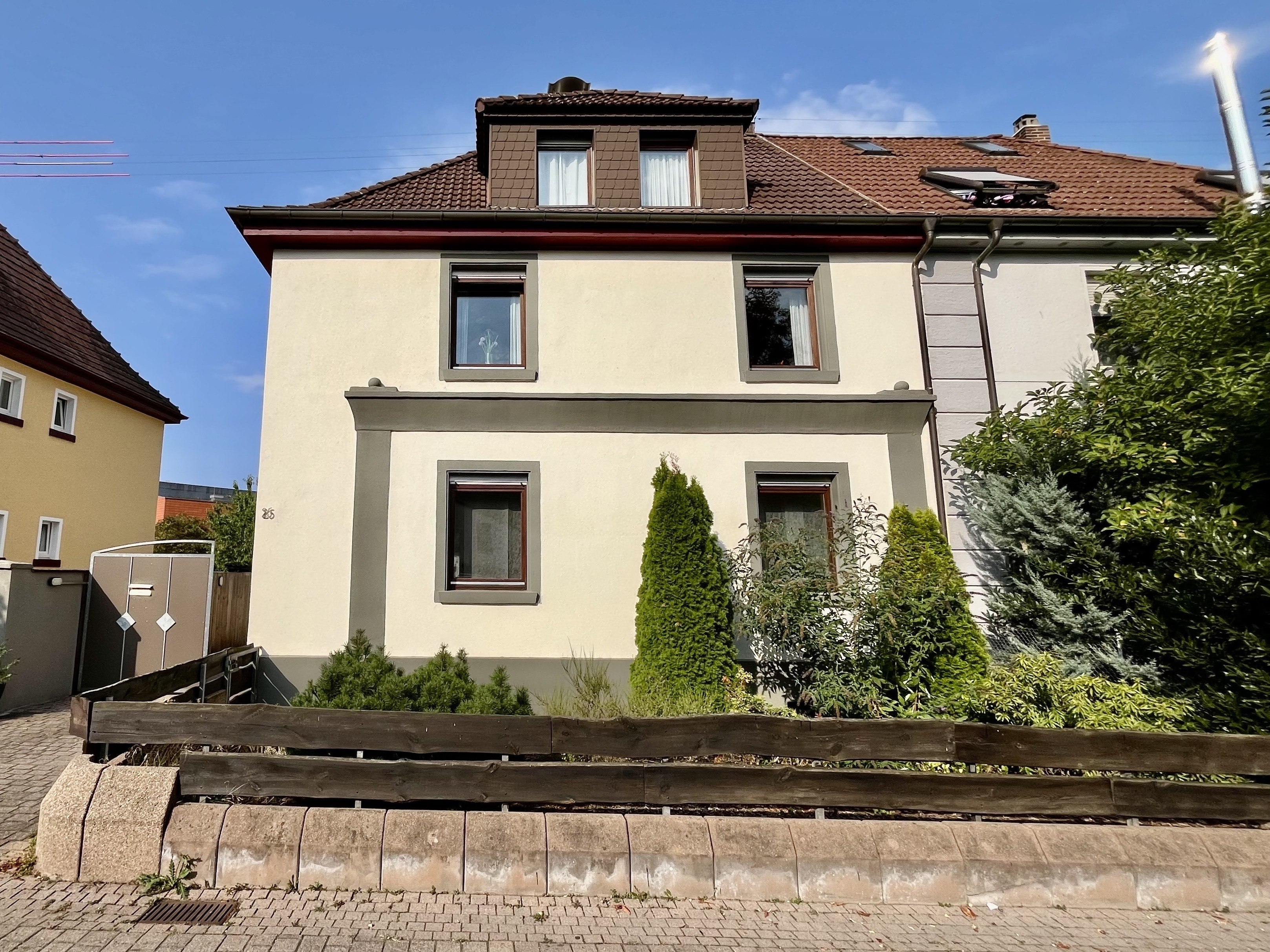 Fassade eines Einfamilienhauses mit Satteldach und Vorgarten, Bild 9-1