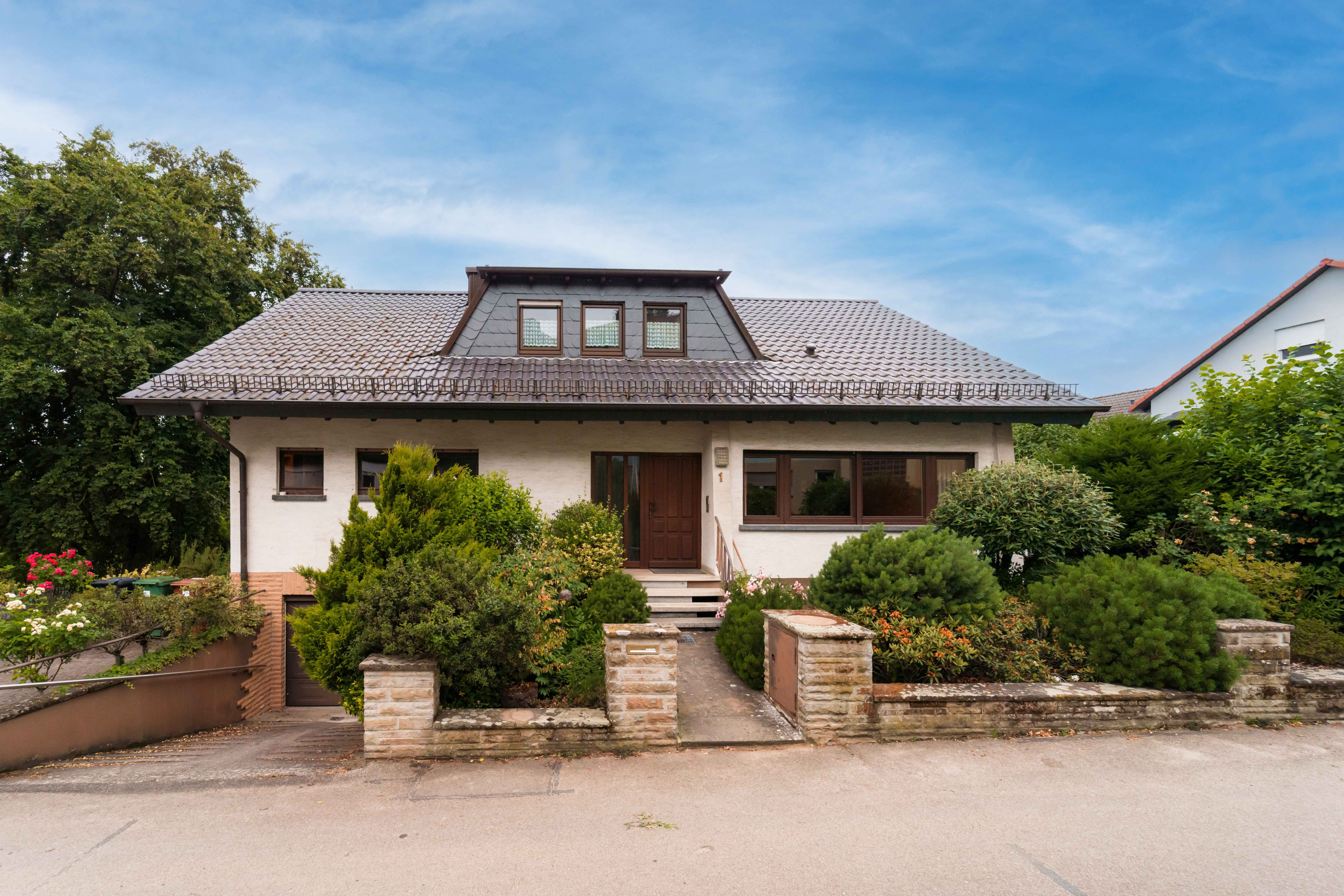 Einfamilienhaus mit Garten und moderner Dachgaube, Frontansicht