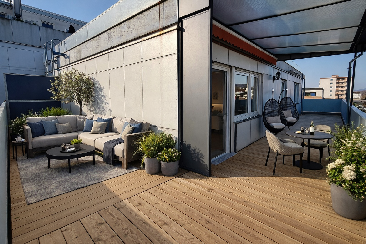 Moderne Dachterrasse mit gemütlicher Sitzecke, Holzboden und Pflanzen