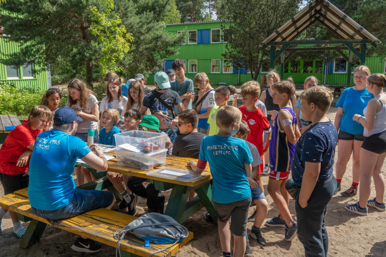 Kindergruppe bei einer Rallye im Frauenwald Kindergruppe bei einer Rallye im Frauenwald
