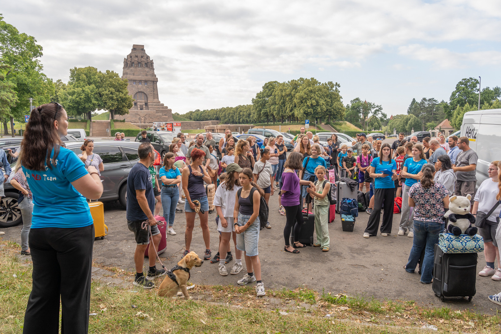 Abfahrt nach Frauenwald vor dem Völkerschlachtdenkmal in Leipzig Gruppe von Menschen vor dem Völkerschlachtdenkmal in Leipzig bei der Abfahrt nach Frauenwald.