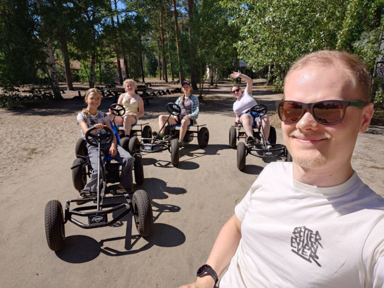 Gruppe von Menschen beim Kartfahren am Frauensee