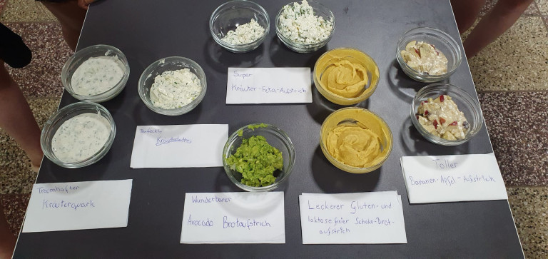 Verschiedene Brotaufstriche: Kräuter-Feta, Avocado und Schoko