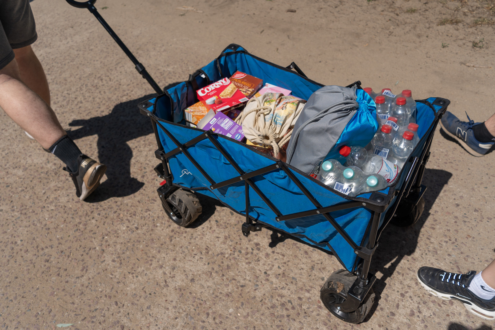 Picknickwagen mit Snacks und Wasserflaschen am Frauensee