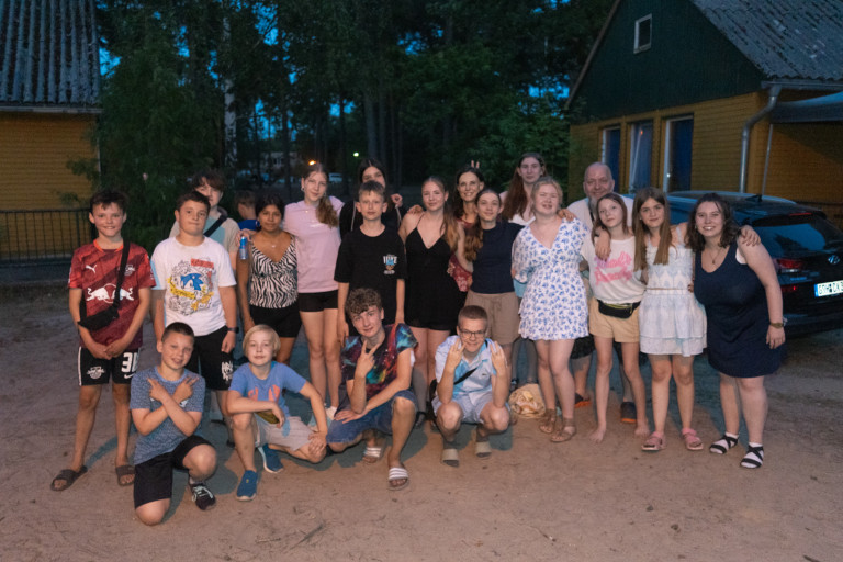 Gruppenfoto bei Nacht am Frauensee vor einer Disko