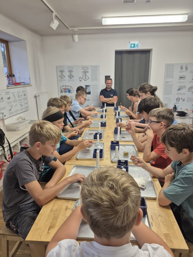 Schulklasse führt Experimente im Chemieunterricht durch Schulklasse beim Chemieunterricht mit Experimenten