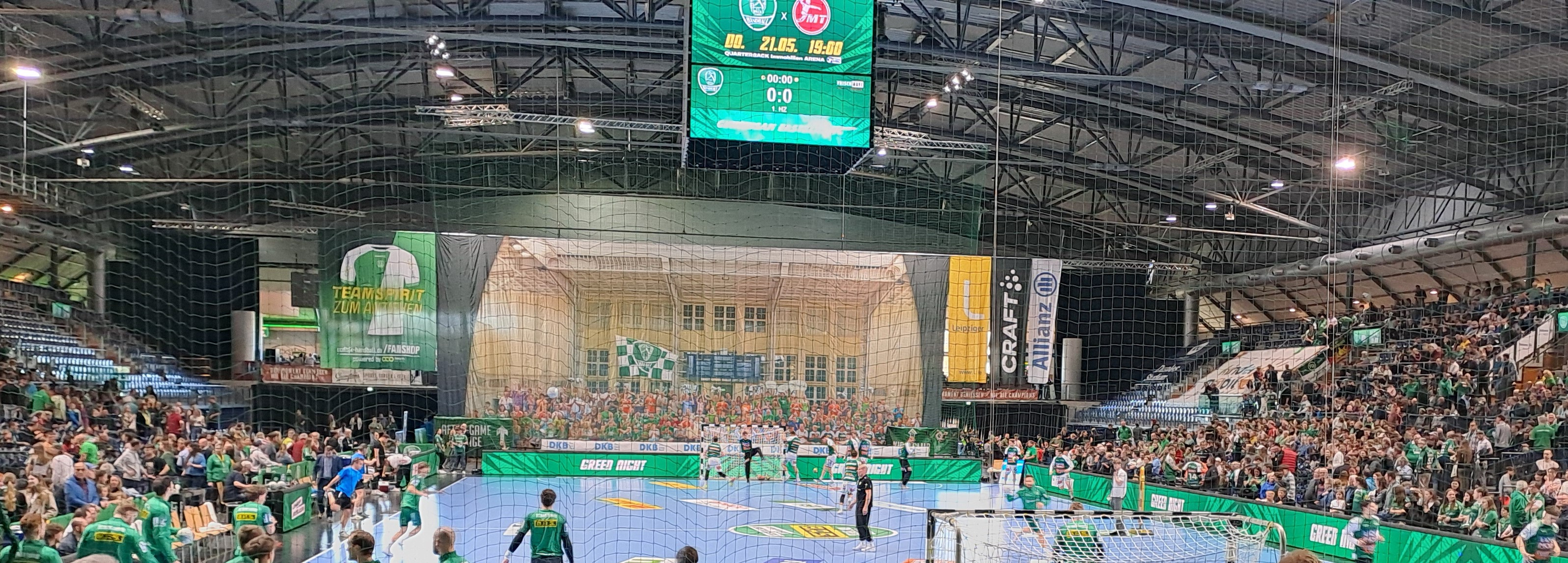 Handballspiel in der Quarterback Immobilien Arena am 21.05. zwischen SC DHfK Leipzig und MT Melsungen, Spielbeginn 19:00 Uhr, mit vollen Zuschauerrängen und Anzeigetafel