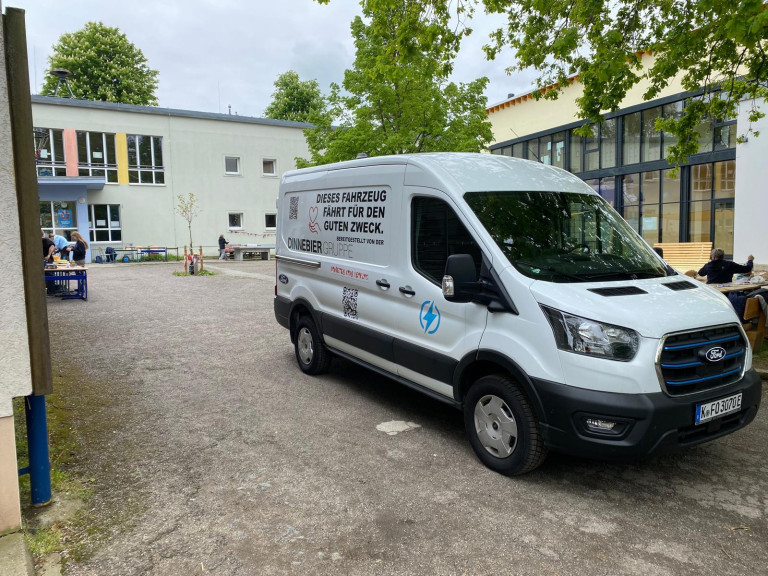 Transporter beim Frühlingsfest am Evangelischen Schulzentrum Muldental am 26. März