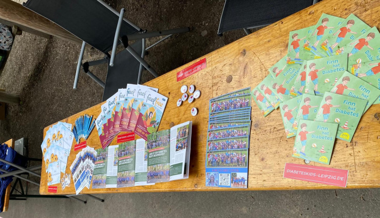 Informationsstand beim Frühlingsfest am Evangelischen Schulzentrum Muldental mit Broschüren und Flyern zu Diabetes und Gesundheit