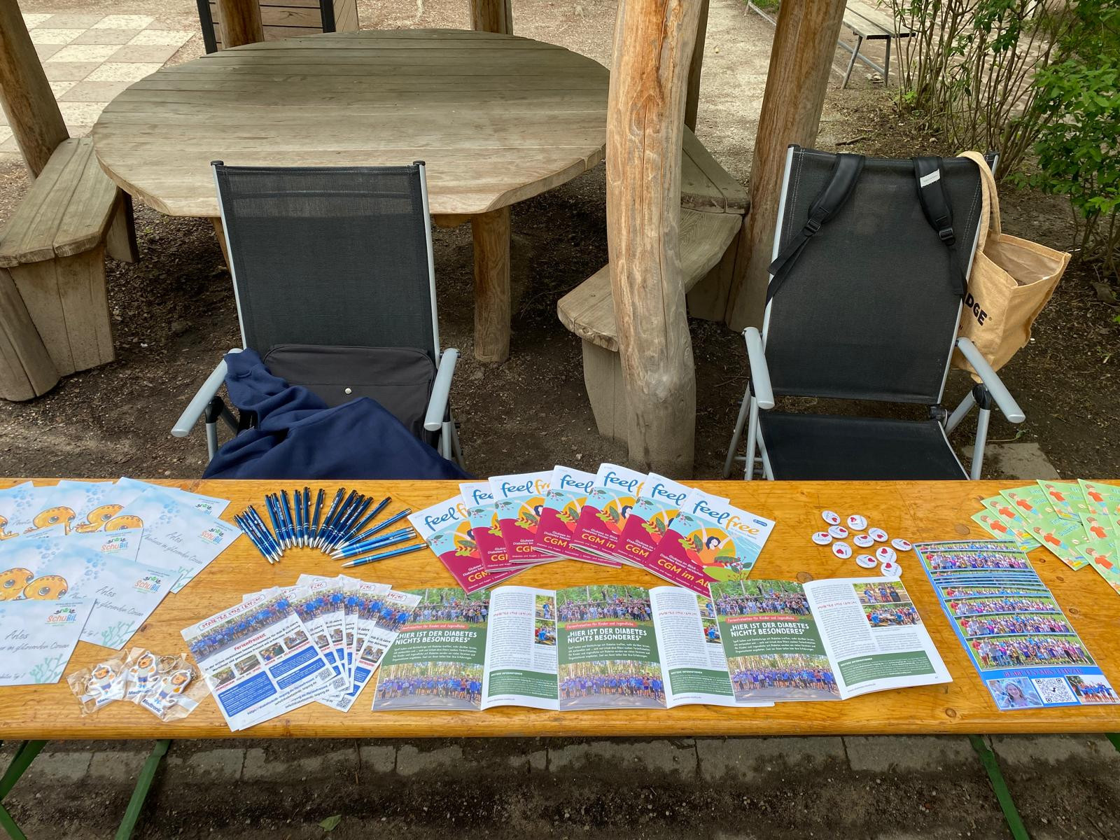 Informationsstand beim Frühlingsfest am Evangelischen Schulzentrum Muldental am 26. April mit Flyern, Broschüren und Werbematerialien