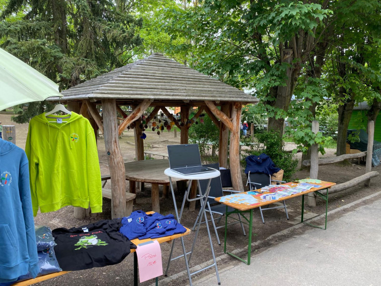 Stand mit T-Shirts und Informationsmaterial beim Frühlingsfest am Evangelischen Schulzentrum Muldental am 26. Mai
