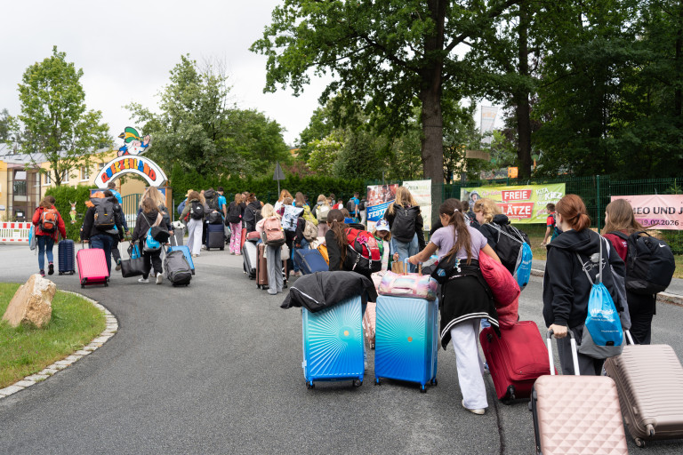 Ankunft von Kindern und Jugendlichen im Ferienlager Freizeitanlage Seifhennersdorf Kinder und Jugendliche mit Koffern beim Ankommen im Ferienlager Freizeitanlage Seifhennersdorf