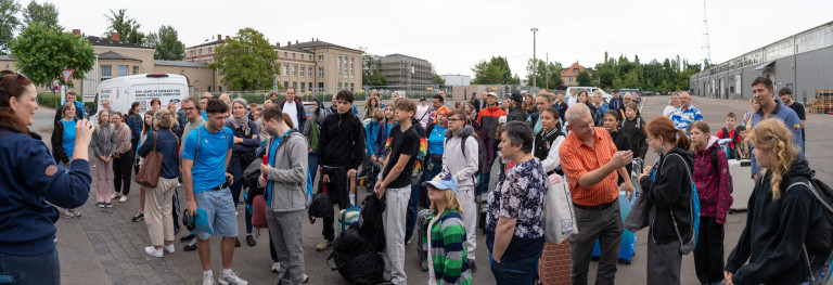 Versammlung von Jugendlichen und Erwachsenen in Seifhennersdorf bei einer Veranstaltung im Freien Gruppe von Menschen bei einer Veranstaltung in Seifhennersdorf, Jugendliche und Erwachsene versammeln sich im Freien