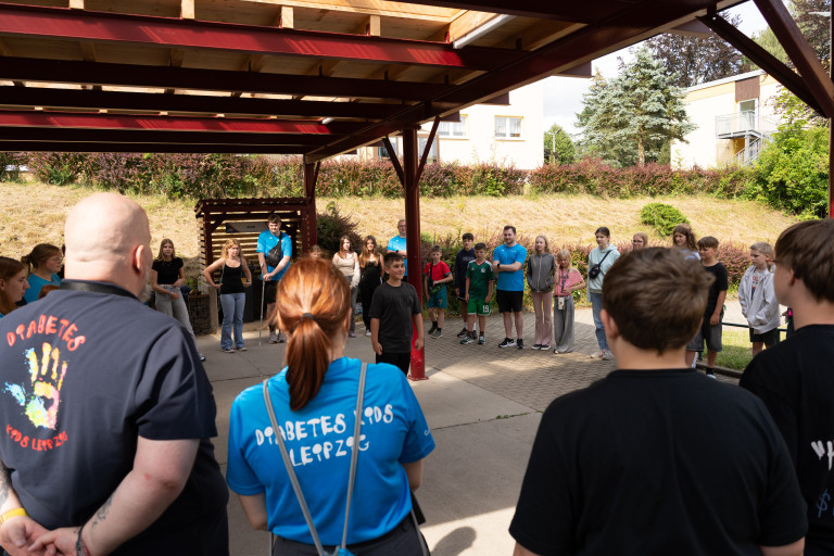 Ferienfreizeitlager Seifhennersdorf – Jugendliche und Betreuer bei Outdoor-Aktivität Gruppenfoto beim Ferienfreizeitlager in Seifhennersdorf, Jugendliche und Betreuer bei einer Outdoor-Aktivität