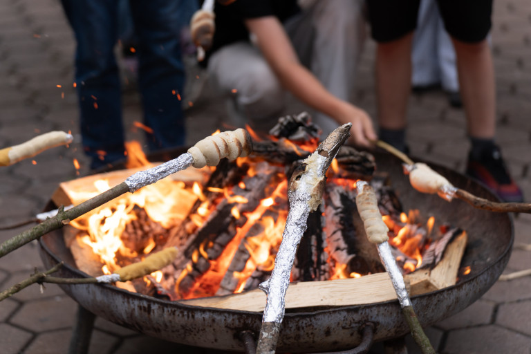Stockbrot am Lagerfeuer in Seifhennersdorf – Outdoor-Aktivität für Kinder und Jugendliche Stockbrot backen am Lagerfeuer in Seifhennersdorf – Kinder und Jugendliche beim Outdoor-Erlebnis
