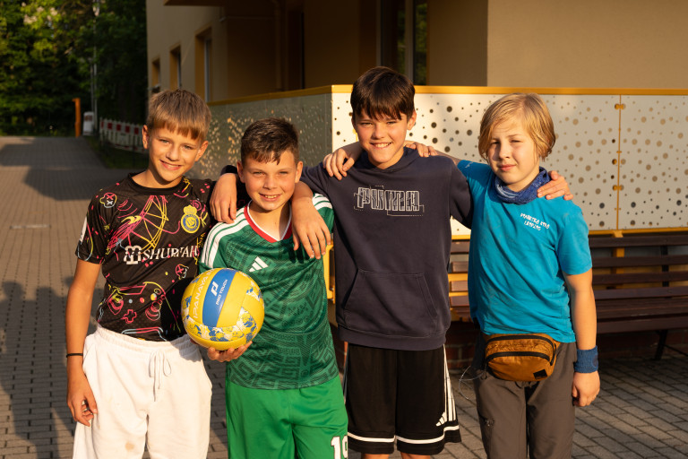 Jungen beim Ferienfreizeit-Zeltlager in Seifhennersdorf mit Volleyball Vier Jungen beim Ferienfreizeit-Zeltlager in Seifhennersdorf mit Volleyball im Sommer