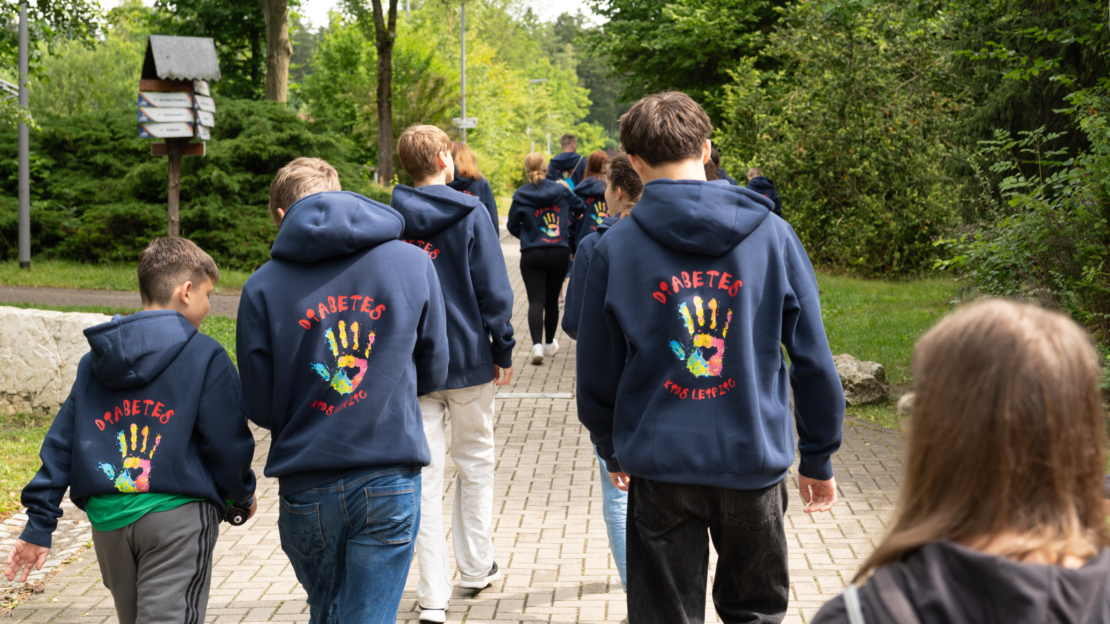 Gruppe von Jugendlichen mit Diabetes Kids Leipzig Pullovern beim Spaziergang in Seifhennersdorf