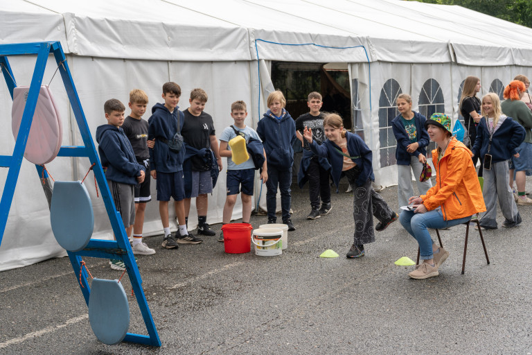 Wasserspiel beim Zeltlager in Seifhennersdorf – Kinder beim Sommercamp Kinder spielen ein Wasserspiel beim Zeltlager in Seifhennersdorf
