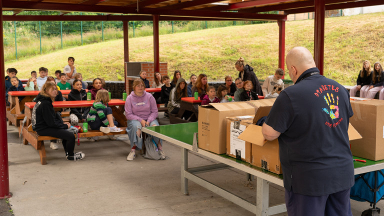 Kindergruppe und Betreuer bei Veranstaltung in Seifhennersdorf unter Pavillon Kindergruppe bei Veranstaltung in Seifhennersdorf unter Pavillon mit Betreuer und Kartons
