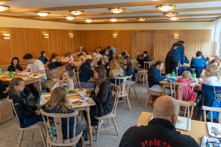 Gemeinsames Mittagessen im Ferienfreizeitlager Seifhennersdorf – Jugendliche und Betreuer im Speisesaal Gruppenessen im Speisesaal beim Ferienfreizeitlager in Seifhennersdorf, Jugendliche und Betreuer beim Mittagessen