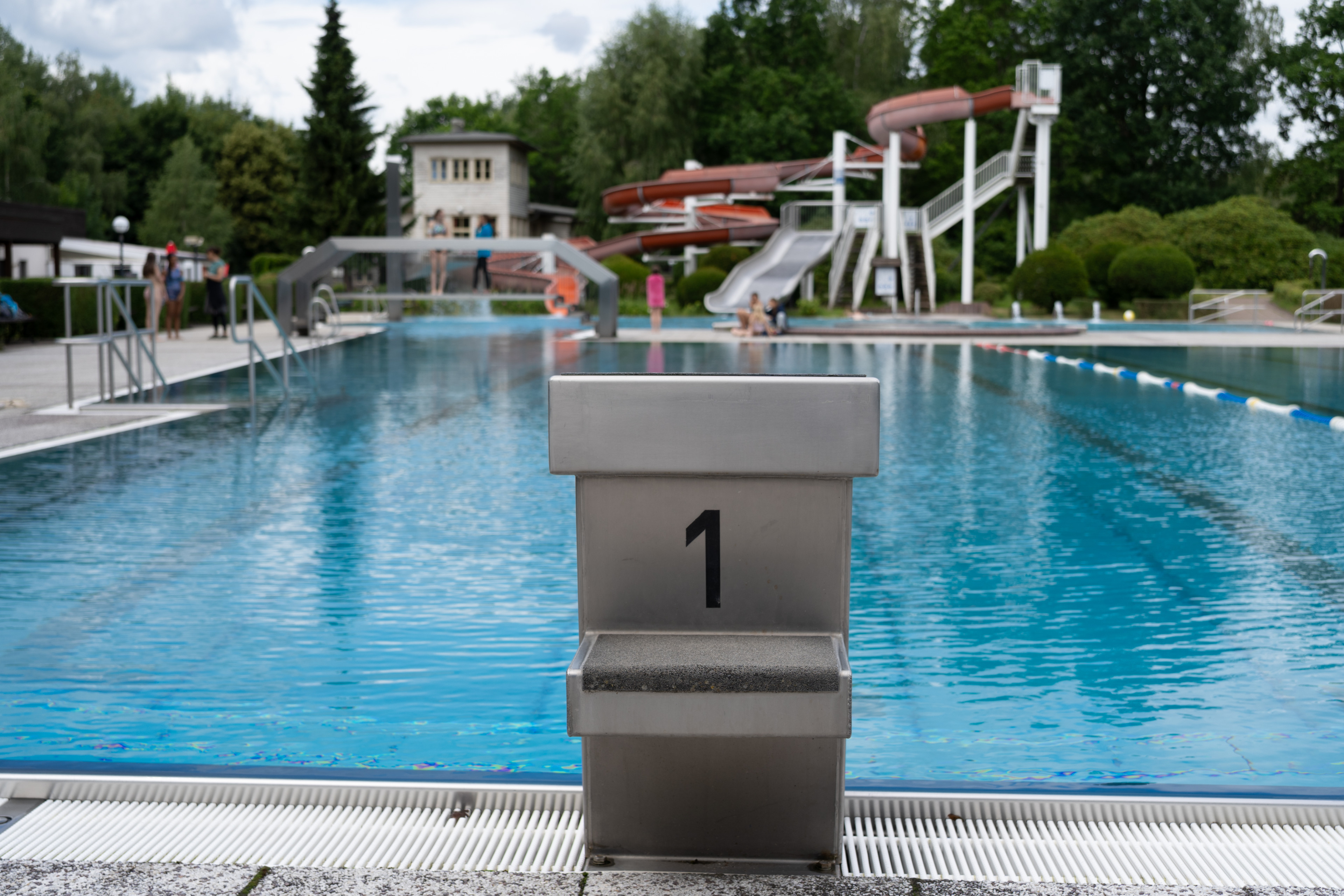 Schwimmbad mit Sprungturm und Wasserrutsche in Seifhennersdorf