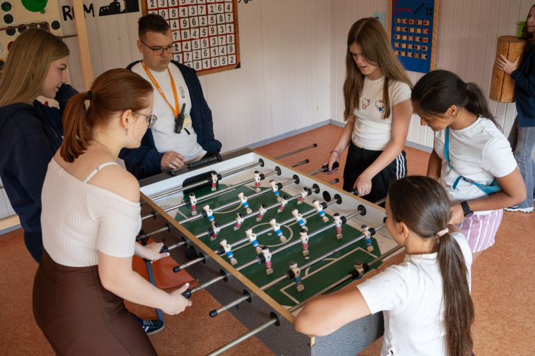 Tischkicker im Freizeit- und Ferienzentrum Seifhennersdorf – Jugendliche beim Spielen Jugendliche spielen Tischkicker im Freizeit- und Ferienzentrum Seifhennersdorf