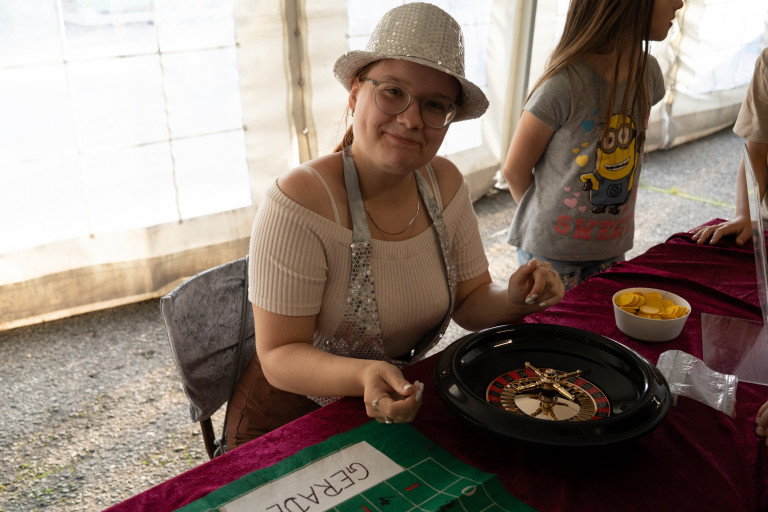 Frau mit Glitzerhut spielt Roulette beim FFZ26 in Seifhennersdorf am 26.07.2008 Frau mit Glitzerhut am Roulettetisch beim FFZ26 in Seifhennersdorf, 26.07.2008