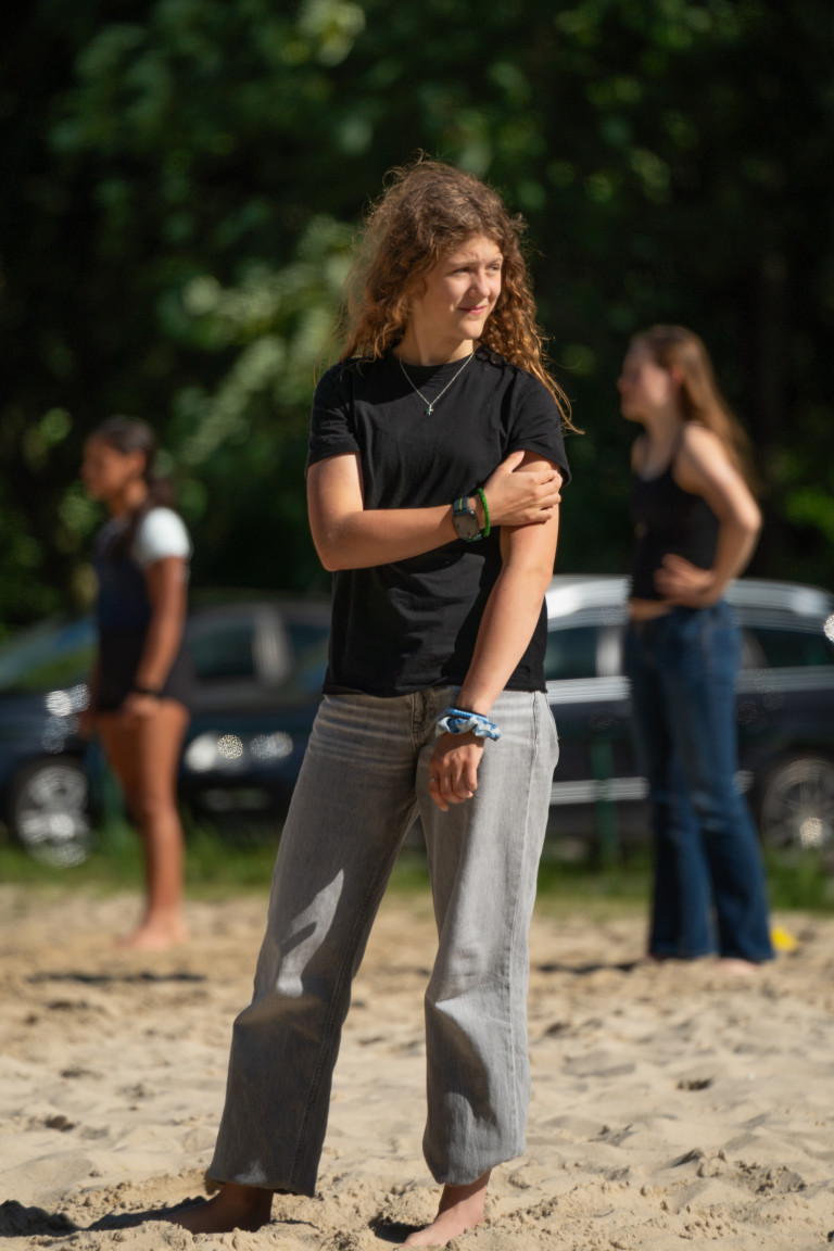 Freiluft-Event in Seifhennersdorf: Junge Frau genießt Sommertag bei Gruppenaktivität Junge Frau beim Freiluft-Event in Seifhennersdorf, Sommerstimmung, Gruppenaktivität