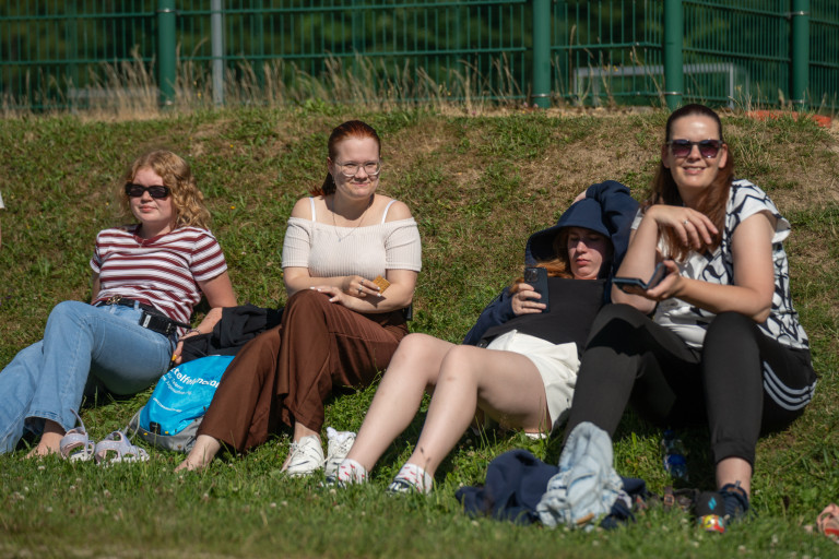 Junge Frauen beim FFZ26 in Seifhennersdorf entspannen auf einer Wiese am 26.07.2023 Junge Frauen sitzen entspannt auf einer Wiese beim FFZ26 in Seifhennersdorf, Sommer 2023