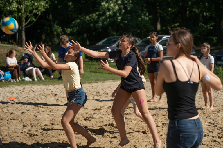 Jugendliche spielen Beachvolleyball beim Sommercamp in Seifhennersdorf Jugendliche beim Beachvolleyball in Seifhennersdorf, Sommercamp, sonniger Tag